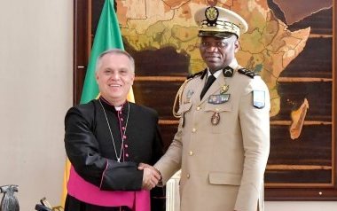 Brice Clotaire Oligui Nguema échange avec le nonce apostolique et une délégation d’évêques
