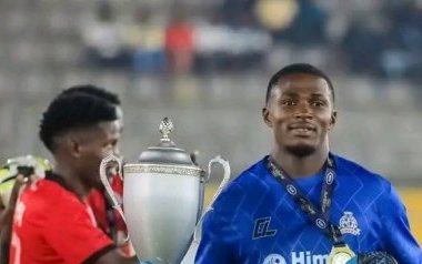 Ouganda : Loyce Mbaba soulève déjà son premier trophée avec Vipers SC