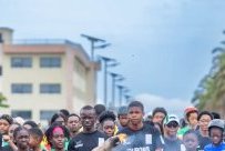 JOJ Dakar 2026&nbsp;: Près de 500 jeunes célèbrent la flamme olympique à Akanda
