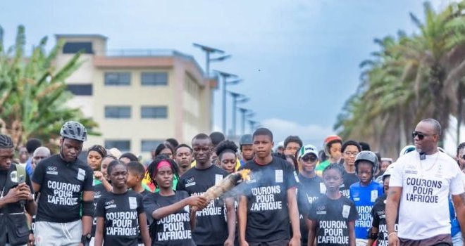 JOJ Dakar 2026&nbsp;: Près de 500 jeunes célèbrent la flamme olympique à Akanda