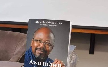 Awu M’awu d’Alain-Claude Bilie By Nze : Une vaine tentative de redorer l’image d’un politicien raté, sans boussole !
