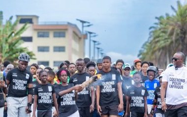 JOJ Dakar 2026&nbsp;: Près de 500 jeunes célèbrent la flamme olympique à Akanda