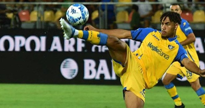 Serie B : Anthony Oyono décisif, Frosinone arrache un nul spectaculaire face à Catanzaro
Serie B : Anthony Oyono décisif, Frosinone arrache un nul spectaculaire face à Catanzaro